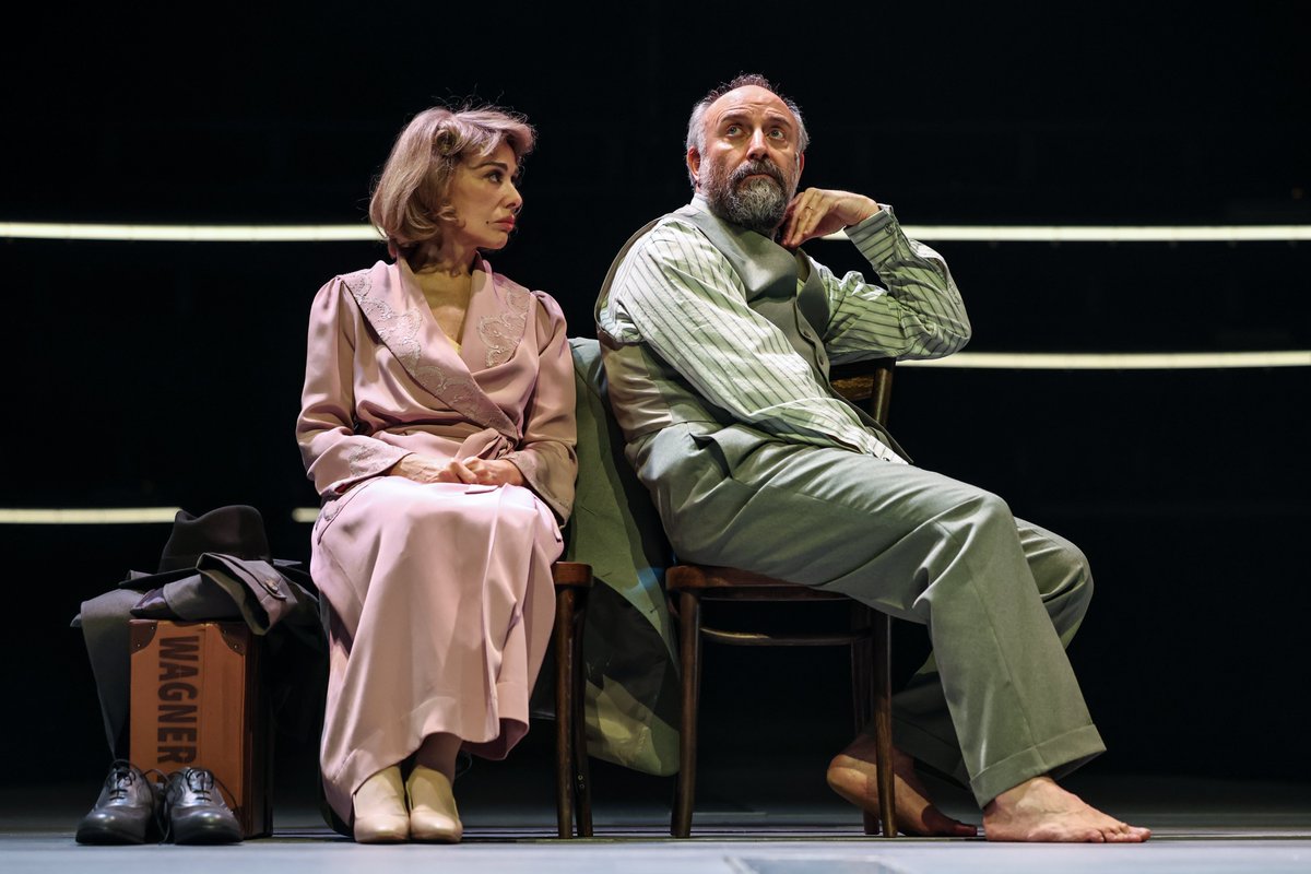 milliyet_sanat's tweet photo. Arthur Miller’ın kült metni “Satıcının Ölümü” Zorlu PSM prodüksiyonu ile seyircilerle buluşuyor. Sahnelenmeye başladığı günden bu yana büyük yankı uyandıran oyunu, başrol oyuncusu Halit Ergenç ve Olivier ödüllü İngiliz yönetmen Rufus Norris ile konuştuk. 

@feerique7 https://t.co/ICB2Kbh5E7