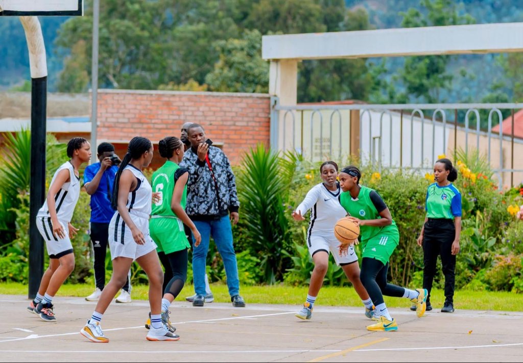 kibogora_poly's tweet photo. ๐ธ KP BBC ๐ธ
#RwandaVarsityLeague Basketball inter universities competition Quarter Final 1/4.
#KPBBC 50-15 #RICA https://t.co/5bnwL3osqY