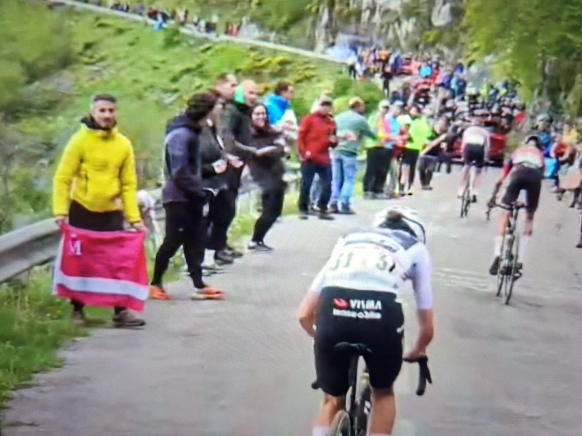 Visto hoy en <a href="/rtve/">RTVE</a>  durante la Vuelta femenina. <a href="/davidbroncano/">David Broncano</a> <a href="/a_pinacho/">Álex Pinacho</a> <a href="/IgnatiusFarray/">Ignatius Farray</a> <a href="/HectordeMiguel/">Héctor</a> <a href="/BeaPoloM/">Bea Polo 🏳️‍🌈</a> <a href="/vidamoderna/">La Vida Moderna</a>  
Honor a este héroe. La auténtica prioridad nacional es para los moderdonios. 
MODERDONIA VIVE, LA LUCHA SIGUE ✊🏻✊🏻✊🏻