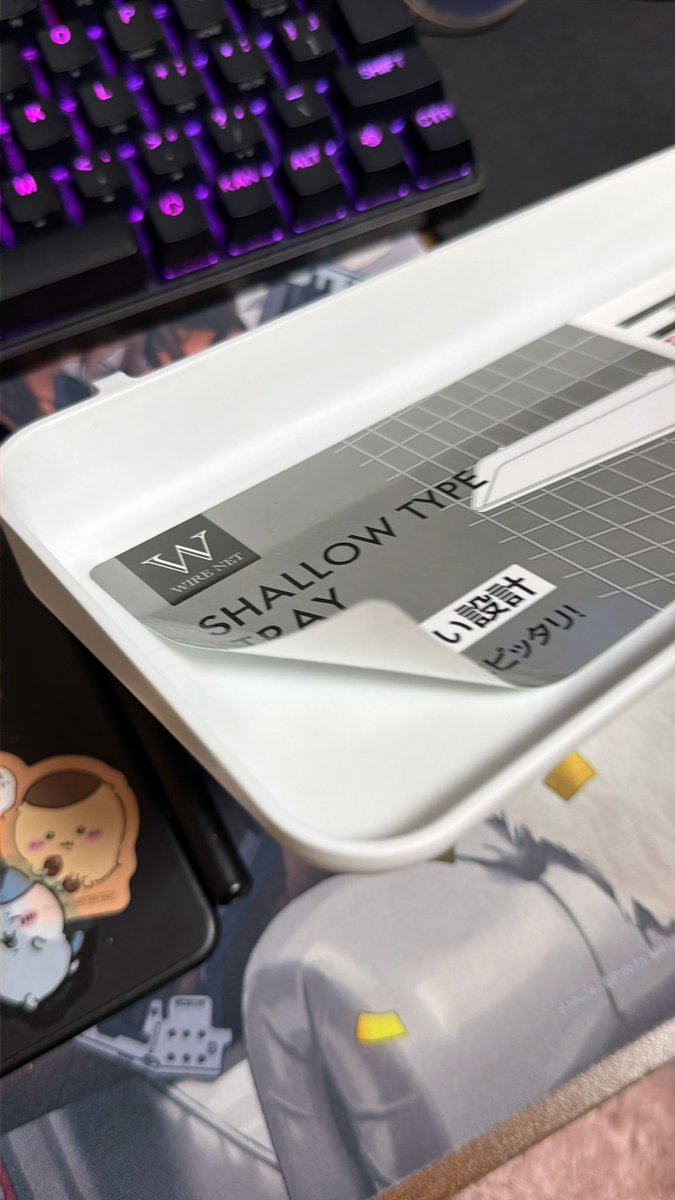 なんか手がむずむずして力が入らんくてこのシールを剥がすのに30分くらい苦戦してんだがガチで腹立ってきた