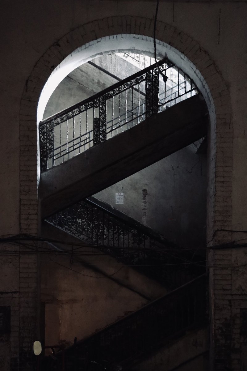 ZafeirMarch's tweet photo. A century-old collective apartment building in downtown Dalian https://t.co/VVyckWcai7