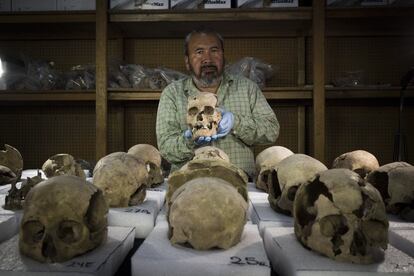 Spara2nunkat's tweet photo. @FonsiLoaiza Ejemplo de reserva de valores de los #Pueblosoriginarios #Mexicas, que dispensaban a sus vecinos tributarios,con sacrificios coprofagia,necrofagia o decapitaciones que @FonsiLoaiza o @Claudiashein reivindican y que finalizaron gracias a la llegada de #HernanCortes https://t.co/xINRpPJHWN