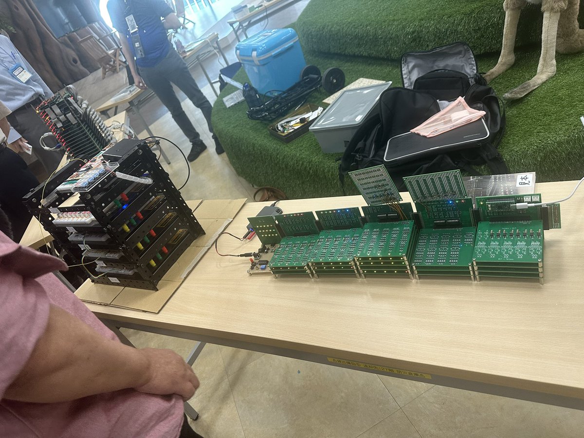 akita11's tweet photo. 自作CPU会のオセロ対決、三値論理CPU vs 魔改造TD4 ファイッ
#make_cpu https://t.co/1Nyudl32e7
