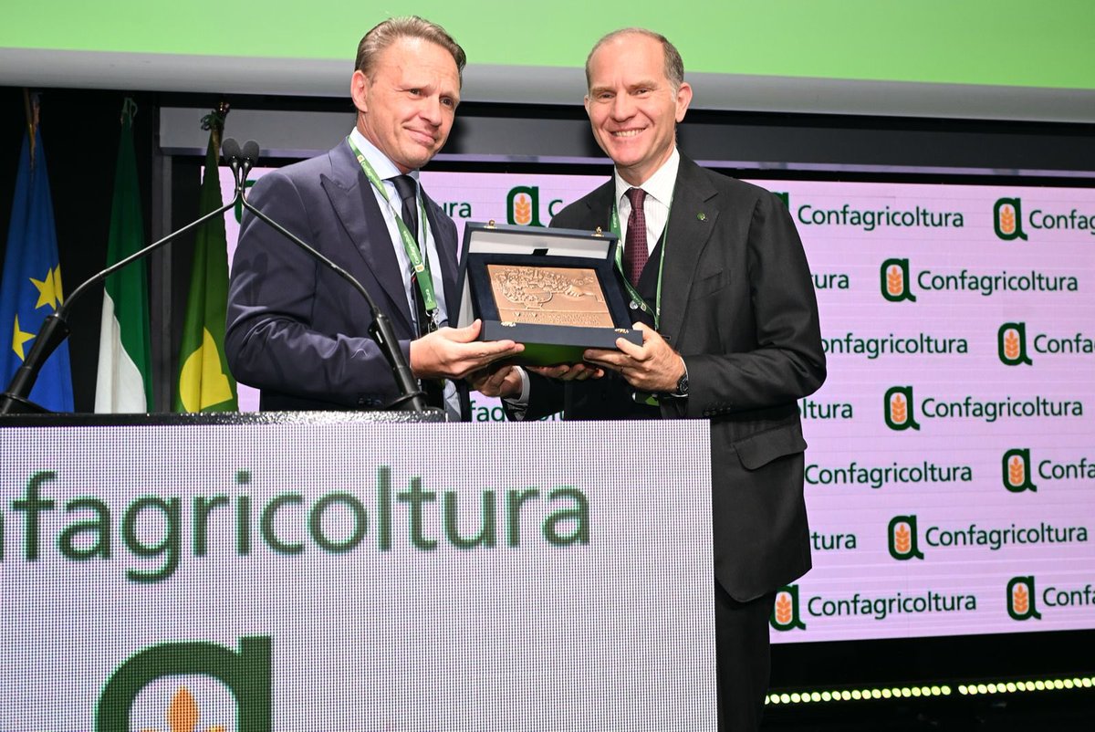 🇮🇹 Il min. <a href="/FrancescoLollo1/">Francesco Lollobrigida 🇮🇹</a> consegna a <a href="/masgiansanti/">Massimiliano Giansanti</a> la targa celebrativa della cucina 🇮🇹 patrimonio <a href="/UNESCO/">UNESCO 🏛️ #Education #Sciences #Culture 🇺🇳</a> per l'attivitá di #confagricoltura #noisiamoconfagricoltura #agricolturafuturo <a href="/SocialMasaf/">Ministero dell'Agricoltura</a>