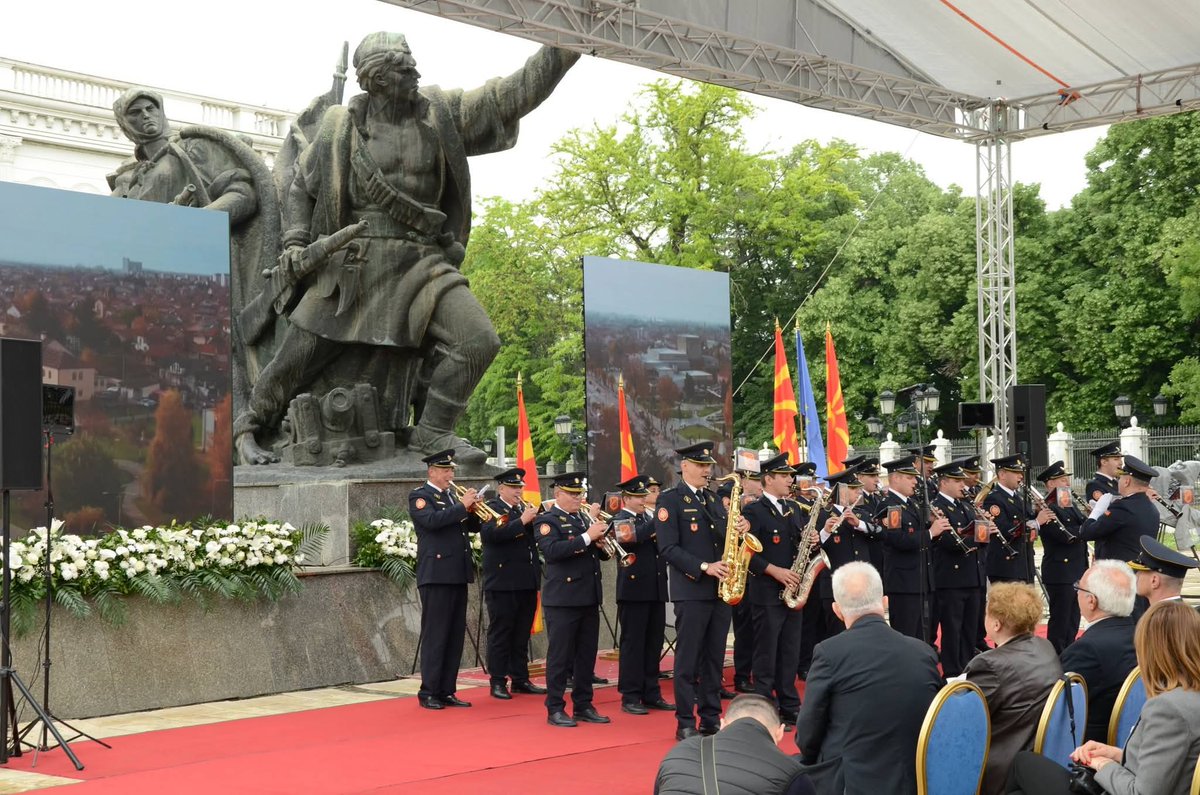 levica_partija's tweet photo. СЛАВА НА ХЕРОИТЕ - ЧЕСТИТ ДЕН НА ПОБЕДАТА НАД ФАШИЗМОТ

✊ Слободата не е подарок, туку е резултат на пожртвуваната борба на илјадници храбри борци кои под знамето на антифашизмот и народноослободителната борба, се исправија против окупаторите и нивните соработници. https://t.co/bcuudEQDrO