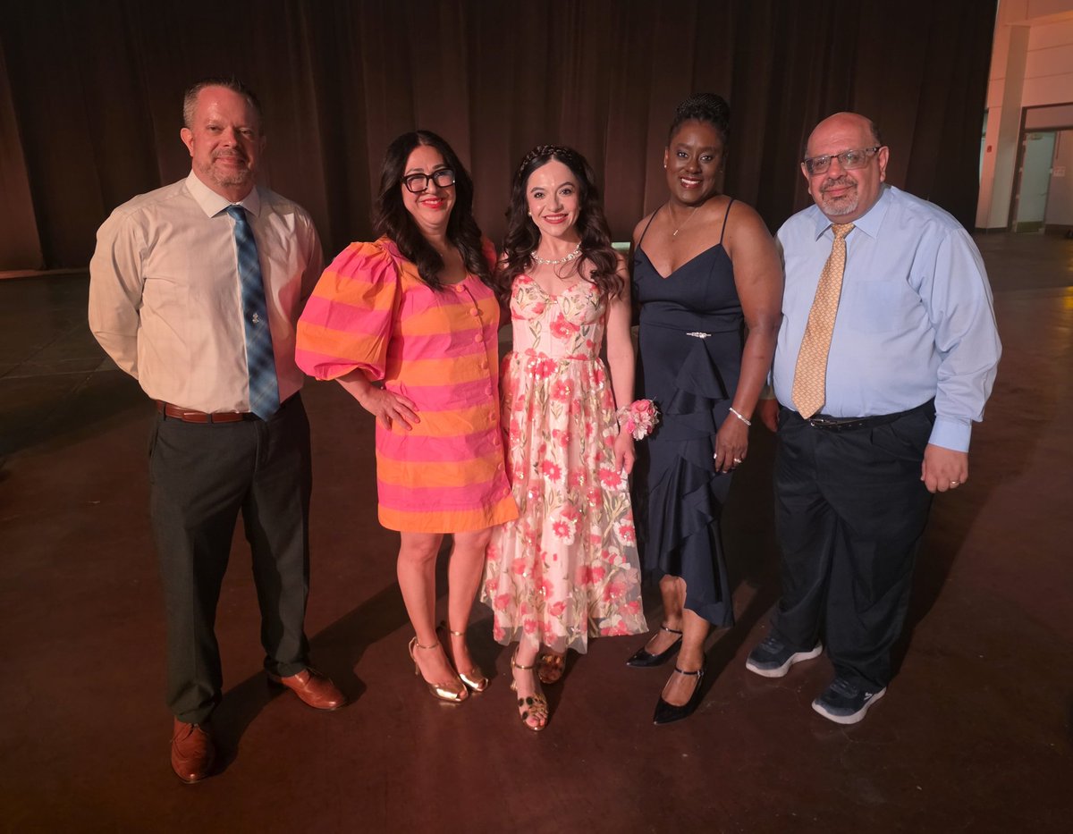 KWright_BMES's tweet photo. Congratulations to our Patriot Teacher of the year Mrs. Armendariz.
#SISDAllDressedUp #Patriotpride #TeamSISD #TEAMWORK https://t.co/EX44tN2xnO