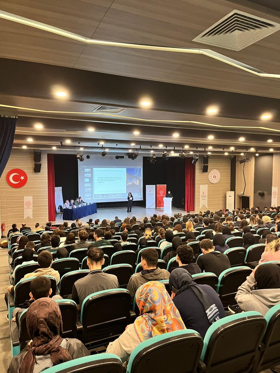 duzce_mem's tweet photo. “Vicdan ve Sorumluluk – Vicdanın Sesi Ol” Yarışması Gerçekleştirildi

Düzce İl Millî Eğitim Müdürlüğü ile İlim Yayma Cemiyeti Düzce Şubesi iş birliğinde düzenlenen “Vicdan ve Sorumluluk – Vicdanın Sesi Ol” yarışması gerçekleştirildi.

Akçakoca, Gölyaka, Gümüşova ve Merkez ilçelerde bulunan liselerden 15 öğrencimizin katıldığı programda gençlerimiz; vicdan, adalet, merhamet ve sorumluluk kavramları üzerine hazırladıkları konuşmalarla duygu ve düşüncelerini paylaştı.

Programda konuşan İl Millî Eğitim Müdürümüz Sayın Gülşen Özer, yarışmanın yalnızca bir derece sıralamasından ibaret olmadığını belirterek “Bu yarışmanın kaybedeni yok.” ifadelerini kullandı. Gençlerimizin millî ve manevi değerlerle yetişmesinin önemine vurgu yapan İl Müdürümüz, yarışmaya katılan tüm öğrencilerimize teşekkür ederek geleceğe dair umutlarının gençlerle daha da güçlendiğini ifade etti.

Yarışma sonunda;
🥇 Mertcan Yıldız birinci,
🥈 Cemil Yeşilyurt ikinci,
🥉 Ensar Terzi üçüncü oldu.

Dereceye giren öğrencilerimize ödülleri İl Millî Eğitim Müdürümüz Sayın Gülşen Özer tarafından takdim edilirken yarışmaya katılan tüm öğrencilerimiz gösterdikleri duyarlılık ve emek dolayısıyla tebrik edildi.

Program sonunda jüri üyelerine İlim Yayma Cemiyeti Düzce Şubesi tarafından günün anısına hediye takdim edildi.

Program, öğrencilerimiz ve katılımcılarla gerçekleştirilen hatıra fotoğrafı çekimiyle sona erdi.