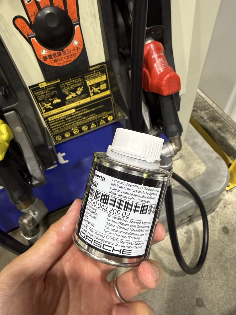 ryo___812's tweet photo. ポルシェ純正添加剤投入
効果はわからない🤷 https://t.co/k8U323E7nt