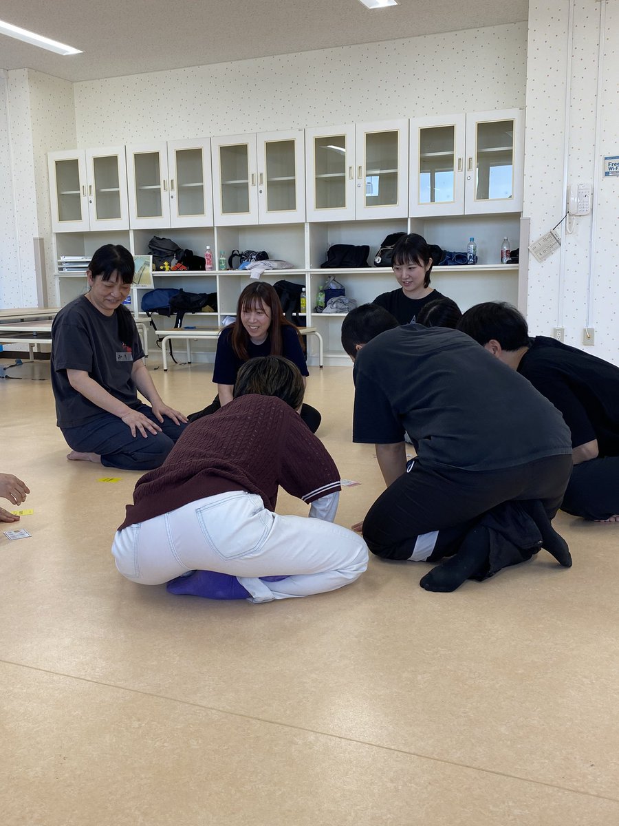 snowcoffee2609's tweet photo. 楽しいワークショップありがとうございましたー！！！
写真は「はぁ？っていうゲーム」を真剣に遊ぶ大人たちです

台本を使ったシアター形式の時間もすごく楽しかったです……！！
またやりたいのでぜひ次回もよろしくお願いします！ https://t.co/Hx8lrlvsHU
