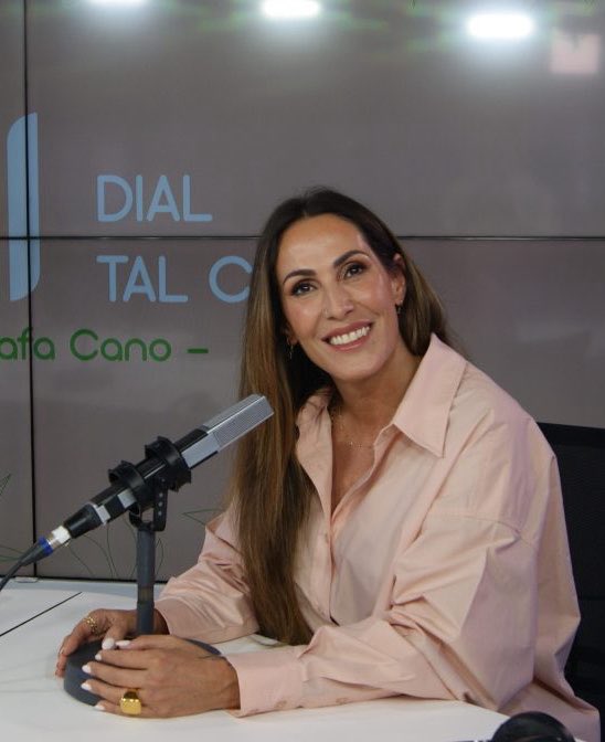 aiitorperezz_'s tweet photo. se reveló la identidad de la intérprete del discazo del año 👯 https://t.co/PpbYoMo2hM