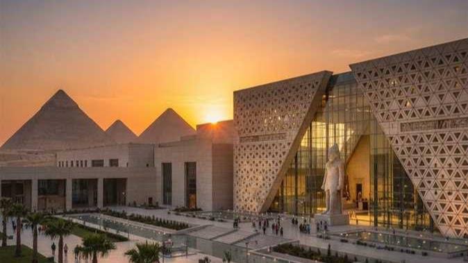 EgyptienProgres's tweet photo. Le #GrandMuséeÉgyptien, décrit par *#TheTimes* comme la « quatrième #pyramide », est le plus grand musée au monde dédié à une seule civilisation, offrant une expérience immersive et monumentale qui regroupe plus de 100 000 #trésors

#progresegyptien https://t.co/dLkwBl0L6x