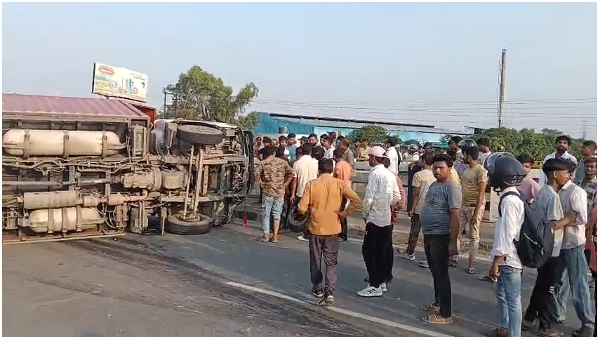 bstvlive's tweet photo. हापुड़
➡तेज रफ्तार कंटेनर अनियंत्रित होकर पलटी
➡कंटेनर ने ई रिक्शा को अपनी चपेट में लिया
➡हादसे में किसी तरह की जनहानि नहीं
➡थाना देहात के काली नदी पुल का मामला
#Hapur #ContainerAccident #NoCasualty @hapurpolice https://t.co/rHw9U8O0e3