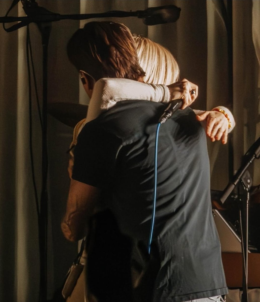Touching photo of Hayley Williams and Anthony Green (Circa Survive, L.S. Dunes) sharing an embrace after their recent performance together.

📷 Trippytravelermedia