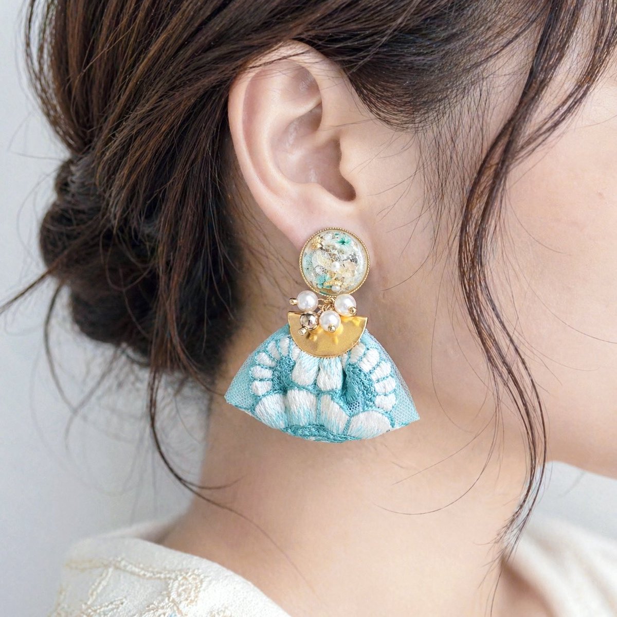 爽やかなミントグリーンのインド刺繍リボンが美しいピアス・イヤリング