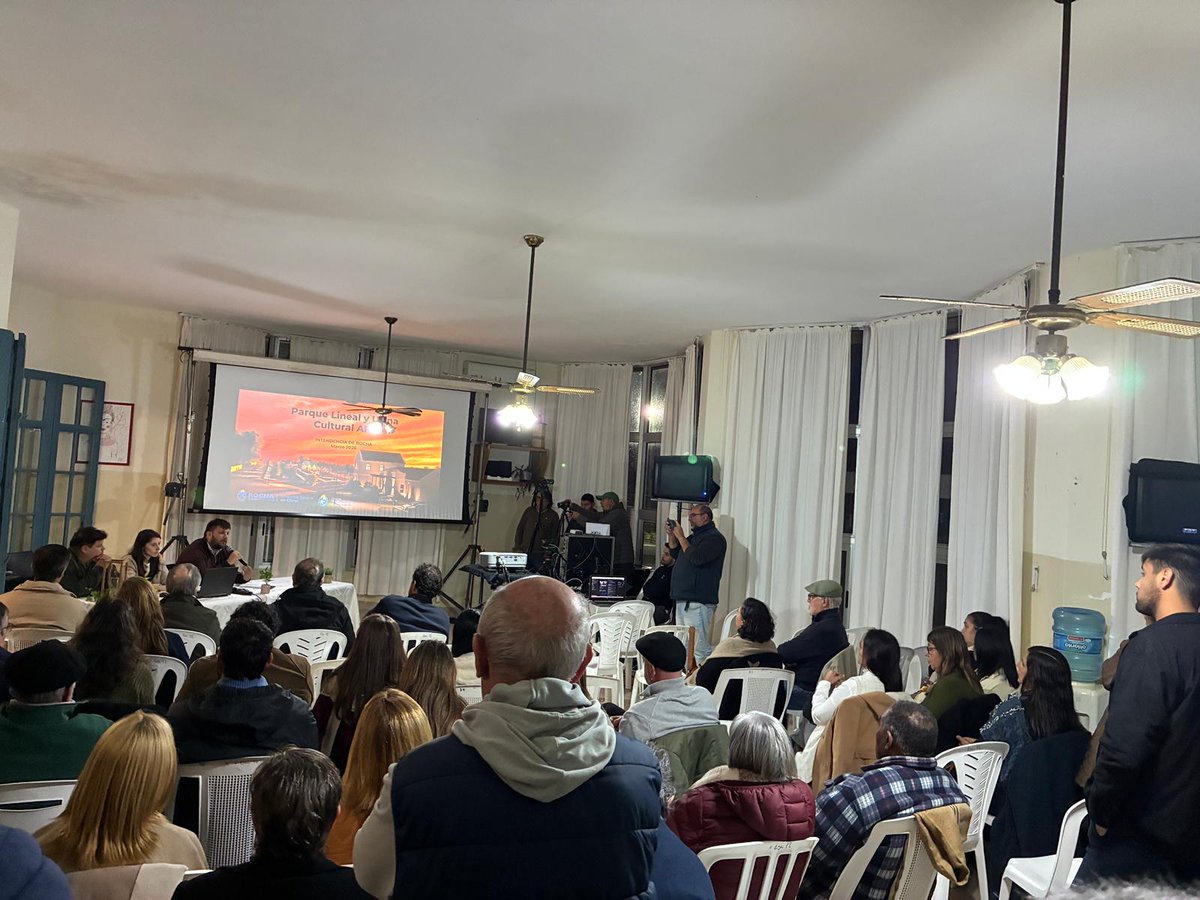 CorderoPiazza's tweet photo. Ayer con un cálido recibimiento en la escuela 72 de Rocha se hizo la presentación a la comunidad del centro cultural y parque lineal que tendrá como protagonista la recuperación de la antigua estación de AFE una gran obra de @GobiernoRocha  en el marco de PDGS/OPP @jmarenasdiaz https://t.co/btGP0s84Hg