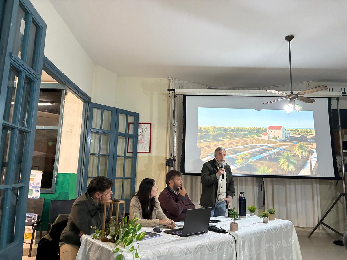 CorderoPiazza's tweet photo. Ayer con un cálido recibimiento en la escuela 72 de Rocha se hizo la presentación a la comunidad del centro cultural y parque lineal que tendrá como protagonista la recuperación de la antigua estación de AFE una gran obra de @GobiernoRocha  en el marco de PDGS/OPP @jmarenasdiaz https://t.co/btGP0s84Hg