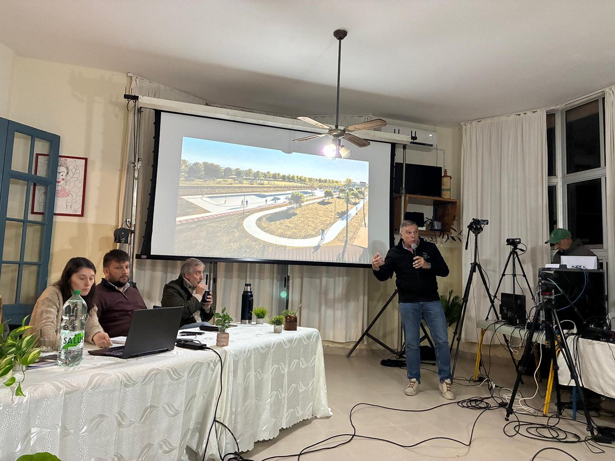 CorderoPiazza's tweet photo. Ayer con un cálido recibimiento en la escuela 72 de Rocha se hizo la presentación a la comunidad del centro cultural y parque lineal que tendrá como protagonista la recuperación de la antigua estación de AFE una gran obra de @GobiernoRocha  en el marco de PDGS/OPP @jmarenasdiaz https://t.co/btGP0s84Hg