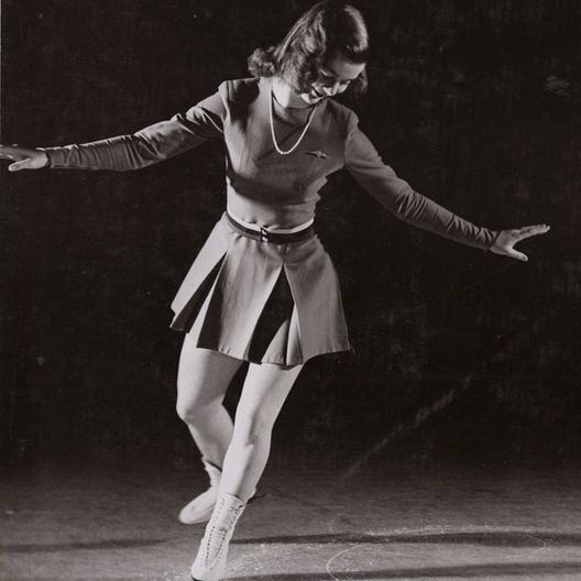 CraigBaird's tweet photo. As Canada emerged from the Second World War, a figure skater captured the hearts of Canadians.
She was called Canada's Sweetheart and she took the skating world by storm.
To this day, she is beloved by many.
This is the story of Barbara Ann Scott.

📸 LAC

🧵 1/12 https://t.co/DKBcwtLMTd