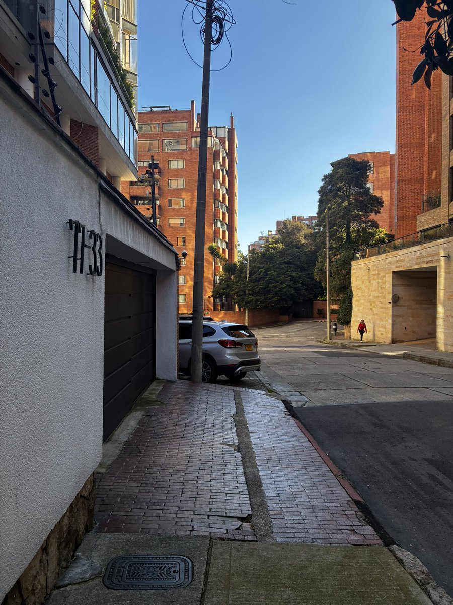 BlackStar_54's tweet photo. @JD_Quinteror @Infractores_Col @SectorMovilidad queremos recuperar el derecho a caminar por el andén. Edificio entre Pinos Carrera 1a 77, 53. 9 de mayo 7:00 am https://t.co/RIcAKPHvJj