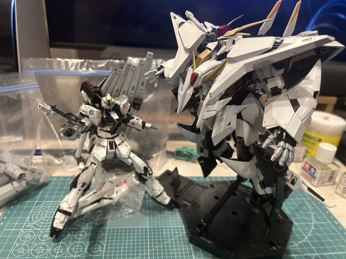 kanata2129's tweet photo. 墨入れとデカールまだだけど我慢出来ずにクスィー組んだ！でかい！
大きさ比較の為に何の悪意もなくニューガン置いて置くハサね…。 https://t.co/1huKDYicLR