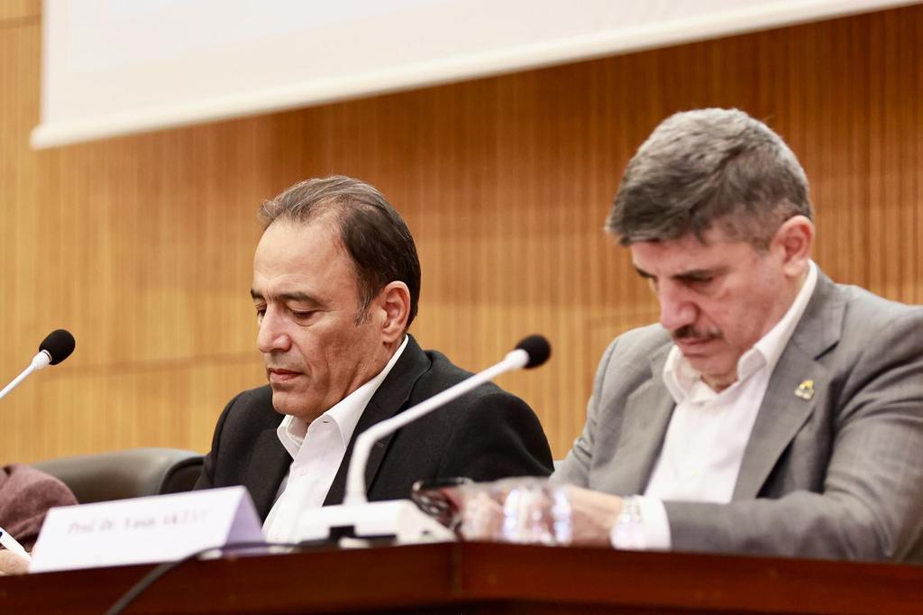 bugev_org's tweet photo. 📢 Bingöl’den Gazze’ye Bir Gönül Köprüsü!

✍️ Değerli panelistimiz Prof. Dr. Yasin Aktay, vakfımızın düzenlediği "Gazze" konulu panelin ardından kaleme aldığı yazısında Bingöl’deki o anlamlı atmosferi ve Gazze’nin insanlık onuru için verdiği mücadeleyi paylaştı.
🎙️ "Gazze sadece kendi adına hayatta kalma mücadelesi vermiyor, bütün insanlık adına bir onur mücadelesi veriyor." diyen Aktay, Bingöl’de şahit olduğu bu yüksek vicdanı köşesine taşıdı.
🎤 BÜGEV Yönetim Kurulu Başkanımız Prof. Dr. İbrahim Çapak’ın moderatörlüğünde gerçekleşen bu anlamlı buluşmanın yankıları devam ediyor. Amacımız, yaşanan insanlık dramını gündemde tutmak ve Gazze'nin özgürlük çığlığına Bingöl'den ses katmaktır.
🙏 Bu kıymetli değerlendirmeleri için Prof. Dr. Yasin Aktay’a teşekkür ediyoruz.
👇 Yazının tamamını okumak için:
🔗 https://t.co/AmdQzIxSeK

#BÜGEV #Gazze #YasinAktay #Bingöl #İnsanlıkOnuru #BingölÜniversitesi #Vicdan Çağrısı