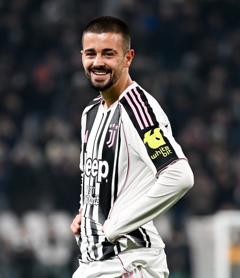 kosovarfootball's tweet photo. 🚨 GIVEAWAY🎽

If Edon #Zhegrova scores against #Lecce, we’ll give away a #Juventus shirt! ⚪️⚫️

To enter:
1️⃣ Like &amp; RT this post
2️⃣ Follow @kosovarfootball

Good luck! 🇽🇰 

#LecceJuve #SerieA https://t.co/sZj3FinRJn
