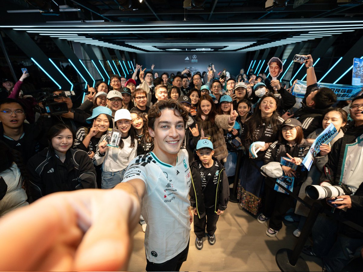 🇨🇳 | George em um evento da Mercedes com a adidas durante o fim de semana do GP da China, em Shanghai. 

[📷 x id: 942297060 via XHS]
