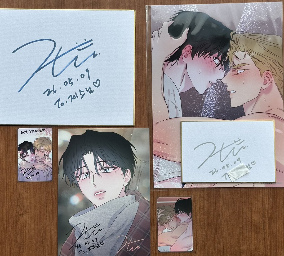 tvdudnql's tweet photo. ���늘 하루 요약 #동글일상

파자마 입고 외출한 구원진우🤍💚
수상할정도로 매번 색지를 들고다니는 여성
자만추로 다같이 사인회 즐기기..✨

#시시포스의개들 #시포개 #이리사랑스러운너 #이사너 https://t.co/jlB1Pp64yr