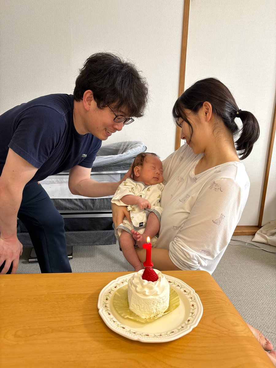 gunji_skip's tweet photo. まんまるが産まれて1ヶ月が経ちました👶🏻🎂

怒涛の1ヶ月間だったー！！！⚡️

何が正解かわからないまま、大事な命を毎日毎日生かすことだけを頑張ってきました。

ママになったらベビのことは何でも分かって、自然にできると思っていたら大間違い😱
ひとつひとつ助産師さんや家族に聞いたり、ネットで調べたりして、夫とあーでもないこーでもない言いながら自分たちなりのやり方を見つけて育ててます😭

最初は抱っこするのも怖くて、まんまるも小さくて壊れそうで不安だったけど、今では私たちパパママもまんまるも成長したので、最近の頃よりも触れ合いを楽しめるようになってきたよ☺️👶🏻✨

でも気を抜くことなかれ！
何事も慣れてきたときが一番危ないのです！
これからも大切に育てていきます！(もちろんつきちゃんもね🐶)

まんまる、1ヶ月おめでとう☺️💕

#赤ちゃん #新生児 #夫婦