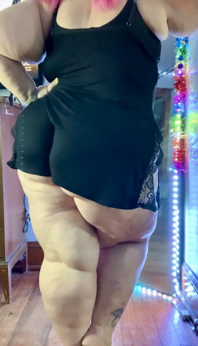 Thighsalot tweet media