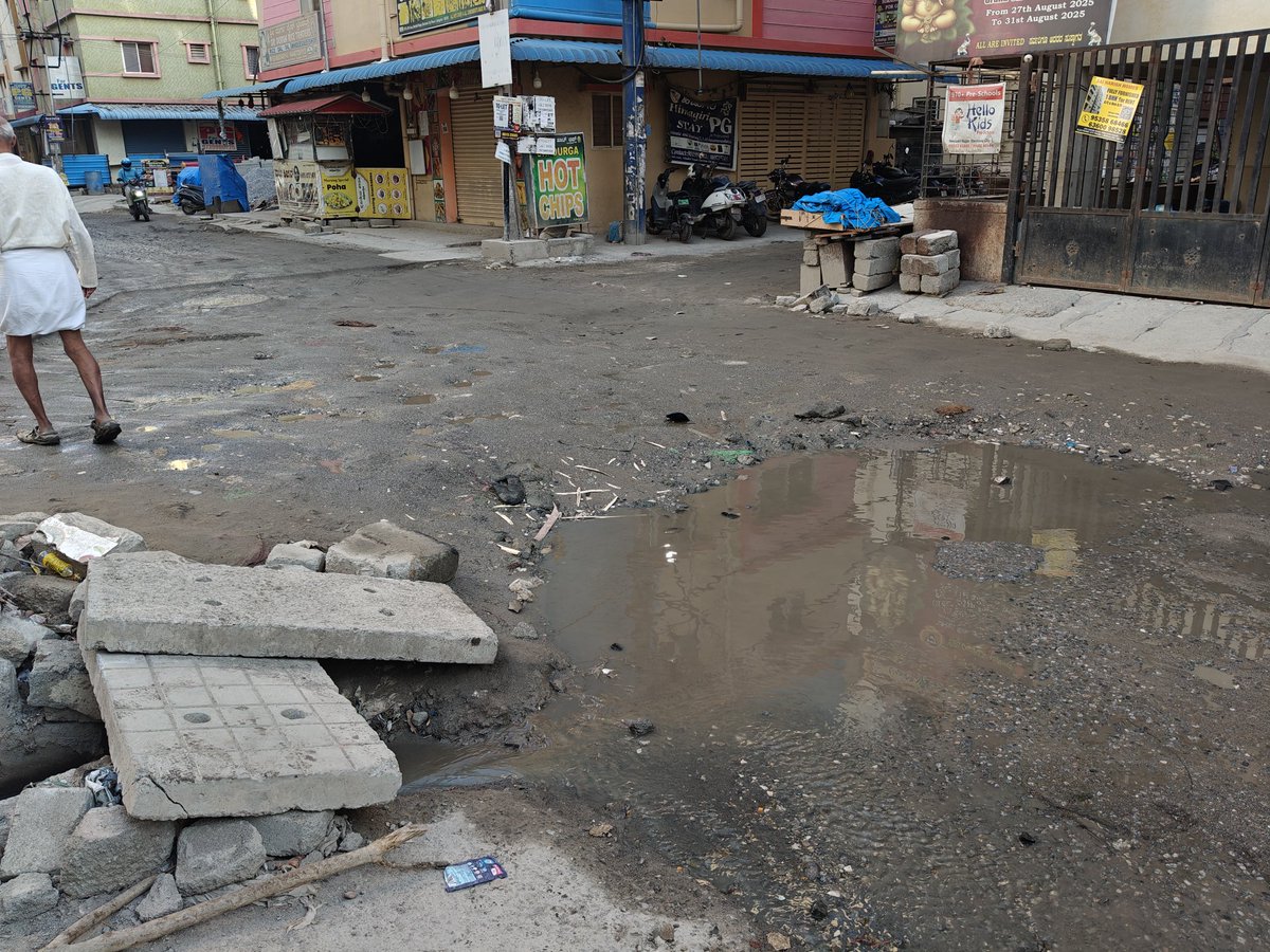v1shalyadav_'s tweet photo. Condition for past 10 days At 4th cross Neeladri nagar Electronic ciry phase 1 bengaluru 560105.
And if it rains condition become worse and no progess in this are from 1 year.

@DHFWKA @CMofKarnataka @CPBlr @INCKarnataka. https://t.co/CiXQPwdCR4