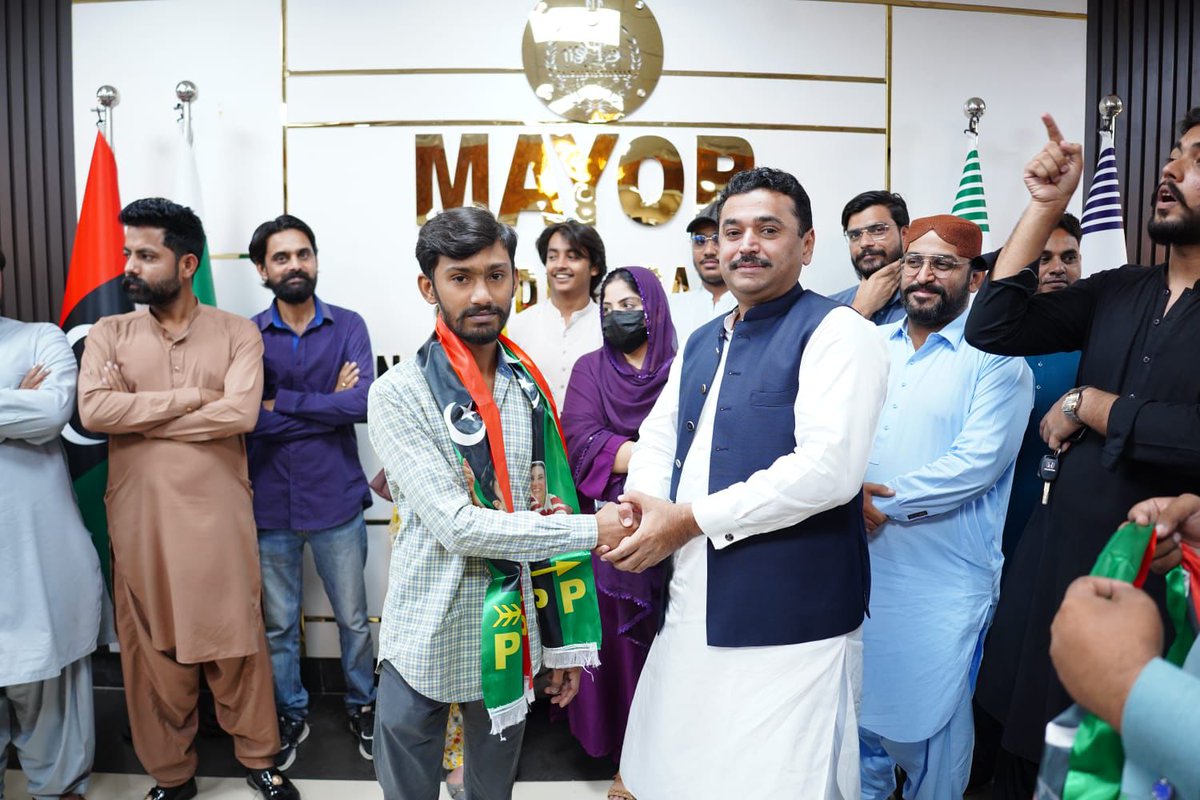 SabaZahoorppp's tweet photo. حیدرآباد میں PS-63 سے تعلق رکھنے والے متحدہ قومی موومنٹ کے متعدد کارکنان نے پاکستان پیپلز پارٹی کی قیادت پر اعتماد کا اظہار کرتے ہوئے پارٹی میں شمولیت اختیار کرلی۔

میئر حیدرآباد کاشف شورو اور ہما نقوی  نے نئے شامل ہونے والے کارکنان کا خیرمقدم کرتے ہوئے کہا کہ پیپلز پارٹی عوامی خدمت، جمہوری اقدار اور ترقیاتی سیاست پر یقین رکھتی ہے۔

انہوں نے اس شمولیت کو عوام کے بڑھتے ہوئے اعتماد اور حیدرآباد میں جاری ترقیاتی کاموں کا مثبت نتیجہ قرار دیا 

@jamkhanshoro