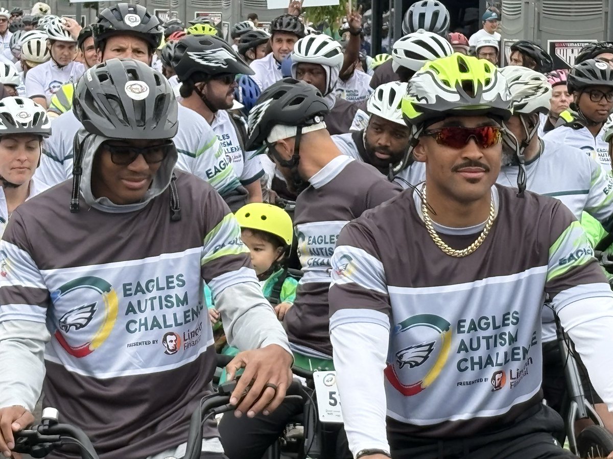 QB1 and WR1 at the Eagles Autism 10-mile bike race this morning 🦅

(📸: <a href="/Jeff_McLane/">Jeff McLane</a>)