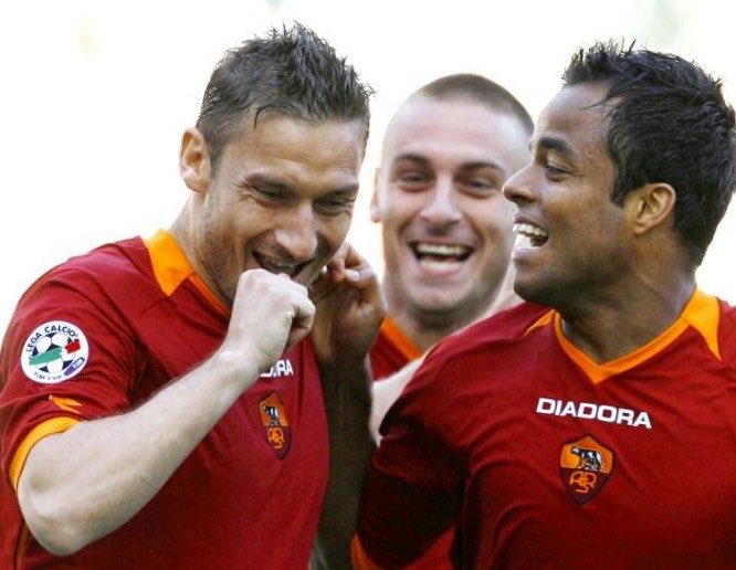 StileGR's tweet photo. 19 anni fa la Roma distruggeva 6-2 l’Inter nella finale d’andata di Coppa Italia.

Il manifesto della prima Roma di Spalletti, una delle Rome più belle di sempre.

Chissà quando la rivedremo una squadra così. https://t.co/CYk0iMxfe1