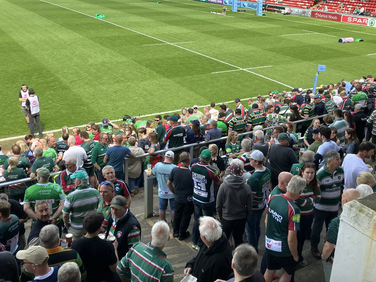 GrahamMcKechnie's tweet photo. Good to see Saints and Tigers supporters happily mixing and chatting ahead of the 261st East Midlands Derby, as they have done for the past 138 years. https://t.co/MGsKKbaIaE