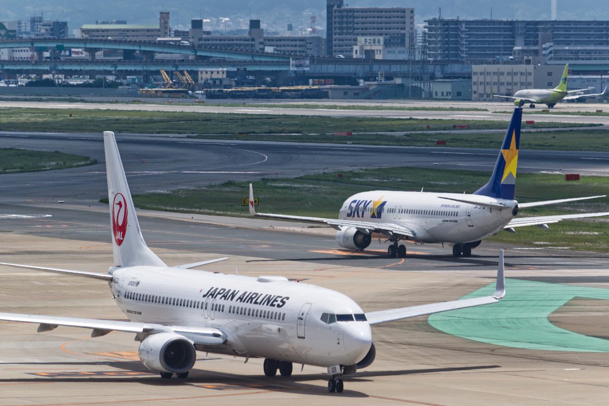 三機三葉 同じB737-800でも、纏う色で行き先も個性も三者三様。 cam