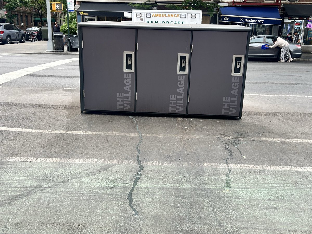 nycwooa's tweet photo. @UnionSquareNY I’m a fan of the new trash holders but noticed it doesn’t hold the trash bag liquids and leaks and will spread the smells that had been the Park Ave South problem by the park. Please share with other BIDs https://t.co/9EmxgNXw6t