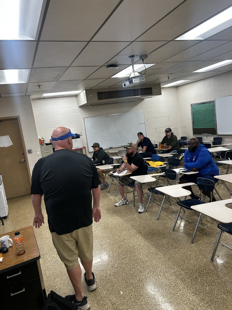 KarnsBeaversFB's tweet photo. Having a great time meeting with our youth league and middle school coaches this morning! #Ubuntu https://t.co/748pa67xDu