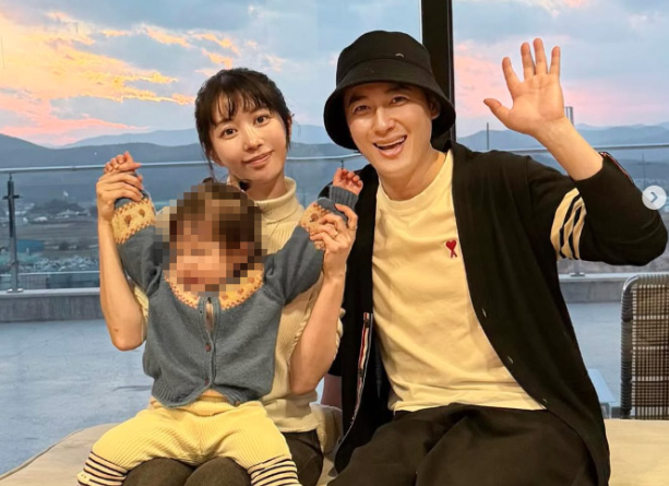 syeonblue's tweet photo. 이지훈 , 아냐네 어린이집 사탕논란에 해명글을 직접 SNS에 올렸어요 

“무염은 엄마의 선택이며 누구에게도 강요하거나 피해를 준 적이 없다”

 “WHO에서도 24개월 미만 아이에게 무염을 권장한다. 내 아이가 건강하게 컸으면 하는 마음은 다 똑같지 않냐”

“아이 밥에 간을 하고 안 하고는 그렇게 큰일이 아니다. 육아 방식의 차이를 존중해달라”

 WHO 권장사항에 그런 내용이 있는지 아이를 안키워서 몰랐어요.....제가 너무 무지했던것 같아요 ㅠㅠ
 앞으로 육아 방식의 차이를 존중하는 레이디가 되겠어요 💖