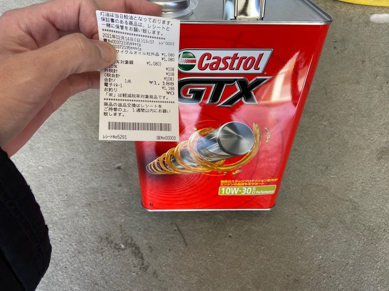 teammho's tweet photo. 「1000円オイル交換」がどれだけ安いか、整備士が本気で考えてみた

ちょっとした興味で、

「今、自分の周りで一番安く買えるエンジンオイルって何だろう？」

と思い、ホームセンターを何件か回ってみました。

その結果、一番安かったのはこちら。

カストロールGTX 10W-30。

価格は4Lで1080円（税別）。

1Lあたりに換算すると約270円です。

今の感覚だとかなり安い部類。

しかも普通に有名ブランド。

粘度は10W-30、規格はSL。

今の基準で見ると少し古めのスペックですね。

SL規格といえば、だいたい15年くらい前によく見た世代。

最近の低燃費車で主流の0W-20や5W-30に比べると、10W-30はかなり“硬め”の印象です。

ちなみに、自分は現役整備士ですが、業販ルートのドラム缶オイルだと、昔は1L180円くらいで入ったこともありました。

200Lドラムで36000円とか。

つまり4L換算で720円。

今はドラムでもリッター340円くらいします。

これを見ると、

「1000円オイル交換」

という看板がどれだけ安いかわかる。

オイル原価だけならまだしも、

・ドレンパッキン
・交換作業
・リフト使用
・廃油処理
・人件費

全部込みですからね。
利益というより、ほぼ集客サービス。
むしろ「利益出るの？」と思うレベル。
ちなみに今回は、前回交換から約5000kmで交換。

今まで入っていたのはトヨタ純正0W-20。

そこから一気に10W-30へ変更なので、かなり粘度アップです。

冬場なので燃費は多少落ちるかもしれません。

でも4Lで1080円。

そう考えると、多少の燃費差はどうなるかな？