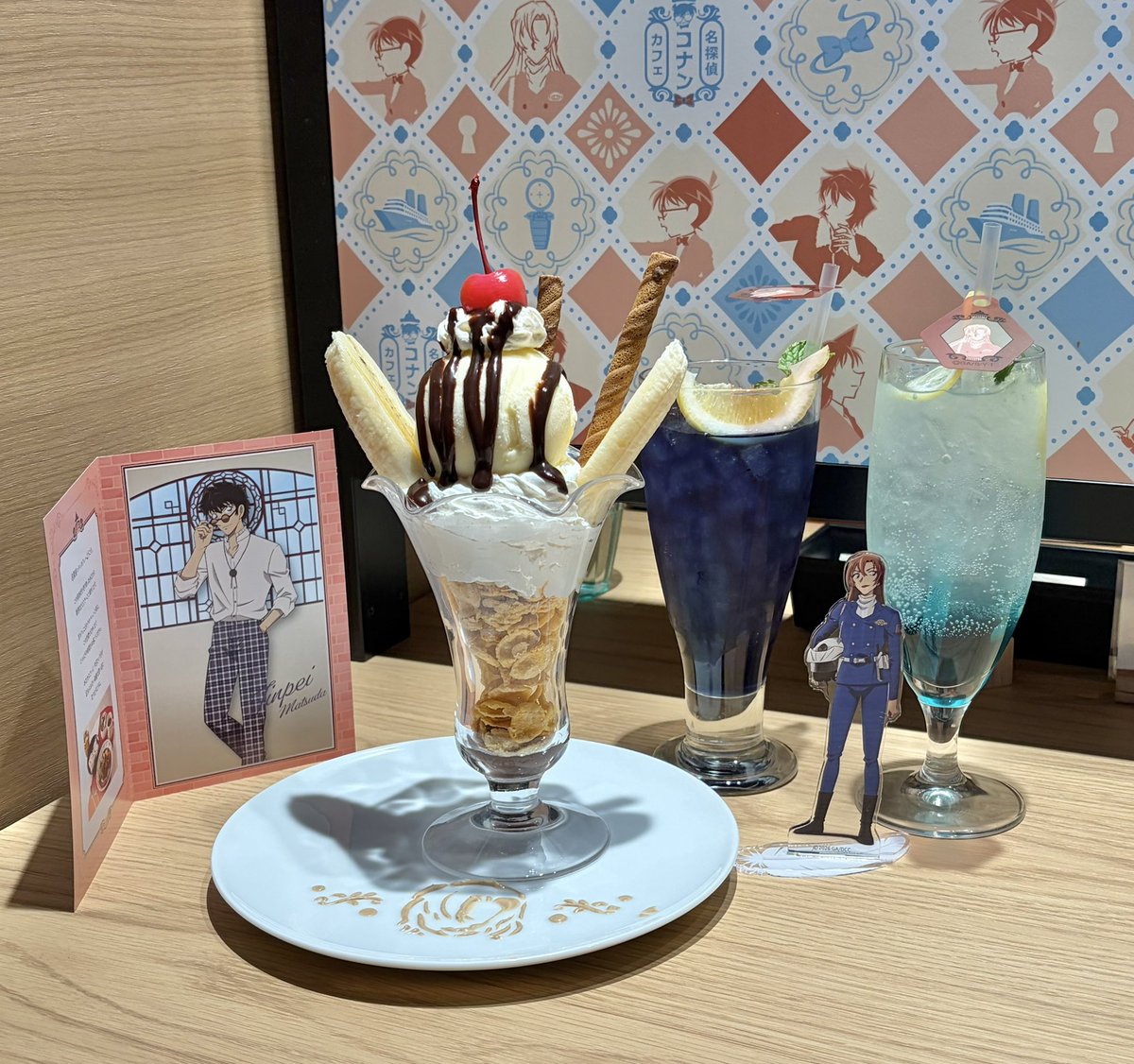 konnonei's tweet photo. 映画の前にカフェ行った！映画館と近くて助かった 招待状が松田、コースターも松田、一個だけ買ったアクキーも松田 圧が強い https://t.co/N69v57K5SP