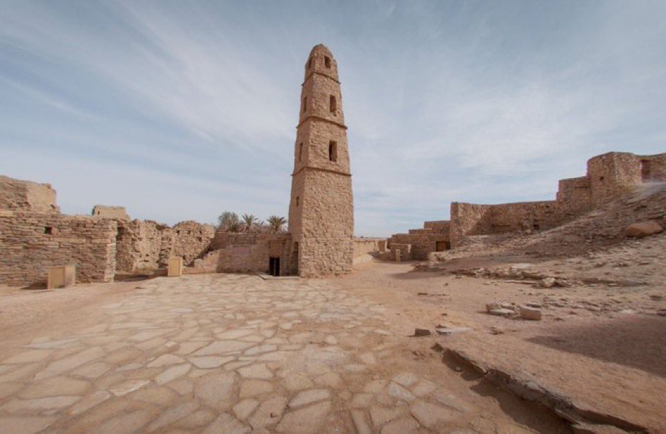 مسجد عمر بن الخطاب رضي الله عنه في دومة الجندل، معلم تاريخي يعود إلى عام 16 هـ، يتميز بتصميمه المميز وطرازه الأولي مثل المسجد النبوي. بني بأمر من الخليفة عمر بن الخطاب رضي الله عنه، ويحتفظ بمئذنته التي لم تتغير منذ العصور الإسلامية المبكرة. تم ترميمه في 2019 مع الحفاظ على هويته