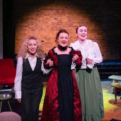 FairyPowered's tweet photo. #REVIEW

#2* from Claire Roderick for Flyology at Union Theatre

“has enormous potential”

https://t.co/QoXMI4e8Ks

#Flyology #UnionTheatre #CathyFarmer #TamikoDooley #MegAbbott #AshleighCassidy #AishlingJones #CharlieRenwick #fairypoweredproductions https://t.co/cPxuXpxjSG