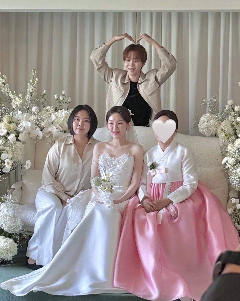i have a tears in my eyes, boo's younger baby is now grown up and getting taller than his noona(s)