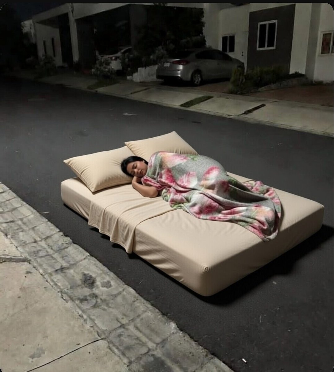 ElTrompudo2022's tweet photo. 🇫🇷 EL VERANO FRANCÉS DE CIUDAD MARSELLA, obliga a una vecina a dormir en la calle.

La junta directiva le multó con $30.

🚨🔴🇸🇻🥵#SanJuanOpico 
En Ciudad Marsella se registró un caso jocoso que no tardó en llamar la atención en el vecindario. 

Las temperaturas extremas que azotan al país, y particularmente la ciudad francesa junto a la lava, llevaron a una mujer a tomar una decisión poco convencional: sacar su cama a la calle durante la madrugada para poder conciliar el sueño, algo que dentro de su vivienda resultaba sencillamente imposible.

Según relató ella misma, el calor dentro de la casa era insoportable. Las paredes parecían acumular el calor del día y devolverlo con más fuerza durante la noche, haciendo del descanso una tarea imposible. Para colmo, el ventilador que tenía a su disposición no ofrecía ningún alivio real: en lugar de refrescar el ambiente, lo que hacía era mover aire caliente de un lado al otro, sin ningún efecto sobre la temperatura.

Así que optó por lo que tenía al alcance: la calle, la oscuridad de la madrugada y la esperanza de que afuera corriera aunque fuera una brisa leve. Una solución improvisada que, en pleno verano europeo, resultó más razonable de lo que parece.
