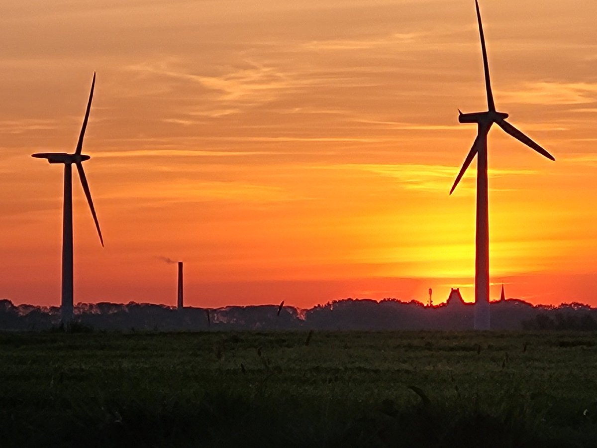 firefigter17's tweet photo. Velduilen invasie in zuid-west friesland en tevens een mooie zonsopgang deze morgen https://t.co/pkP2fu1ax2