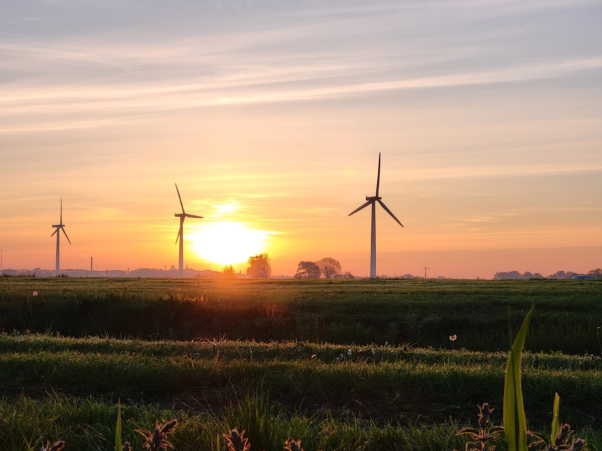 firefigter17's tweet photo. Velduilen invasie in zuid-west friesland en tevens een mooie zonsopgang deze morgen https://t.co/pkP2fu1ax2