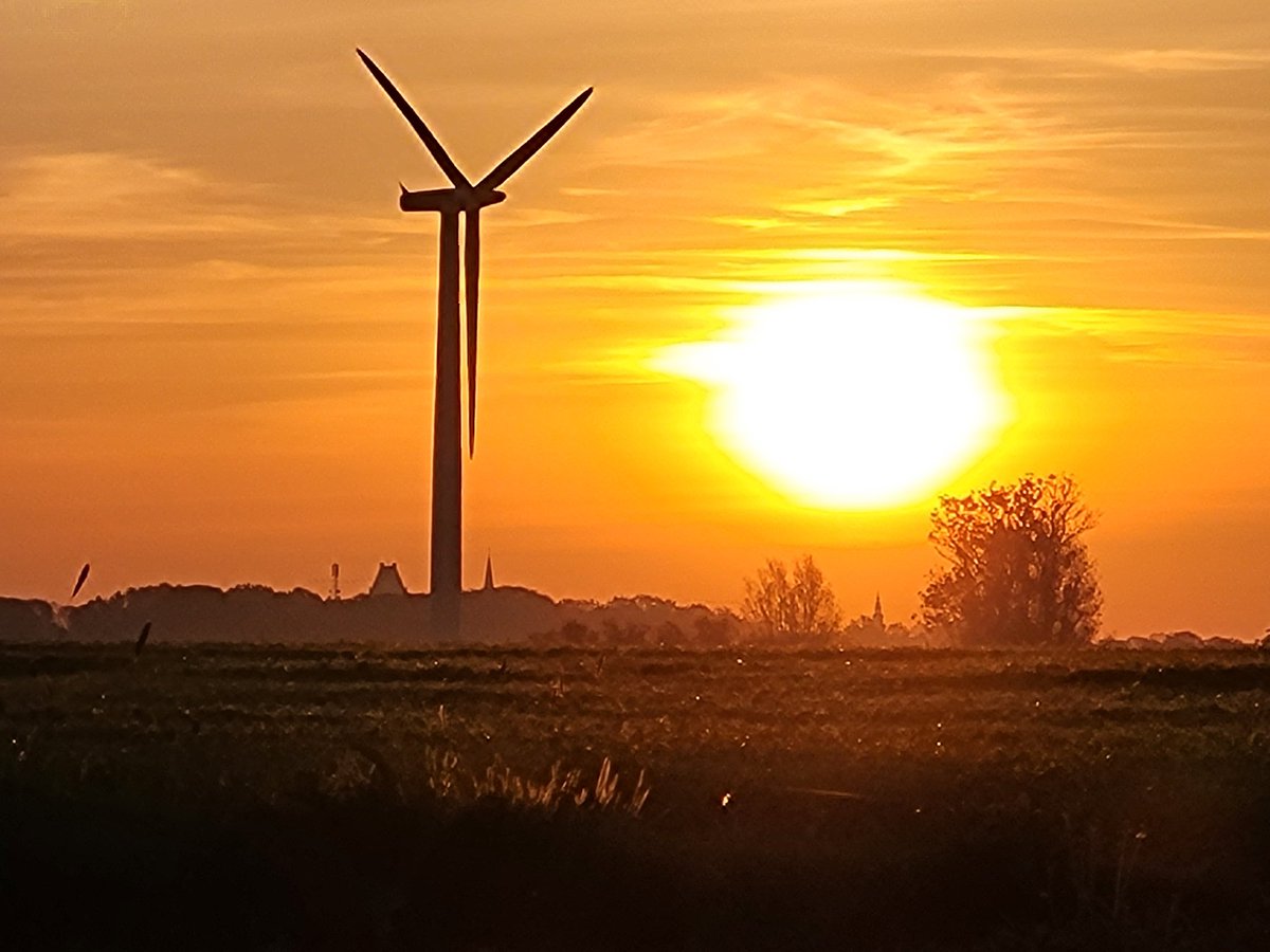 firefigter17's tweet photo. Velduilen invasie in zuid-west friesland en tevens een mooie zonsopgang deze morgen https://t.co/pkP2fu1ax2