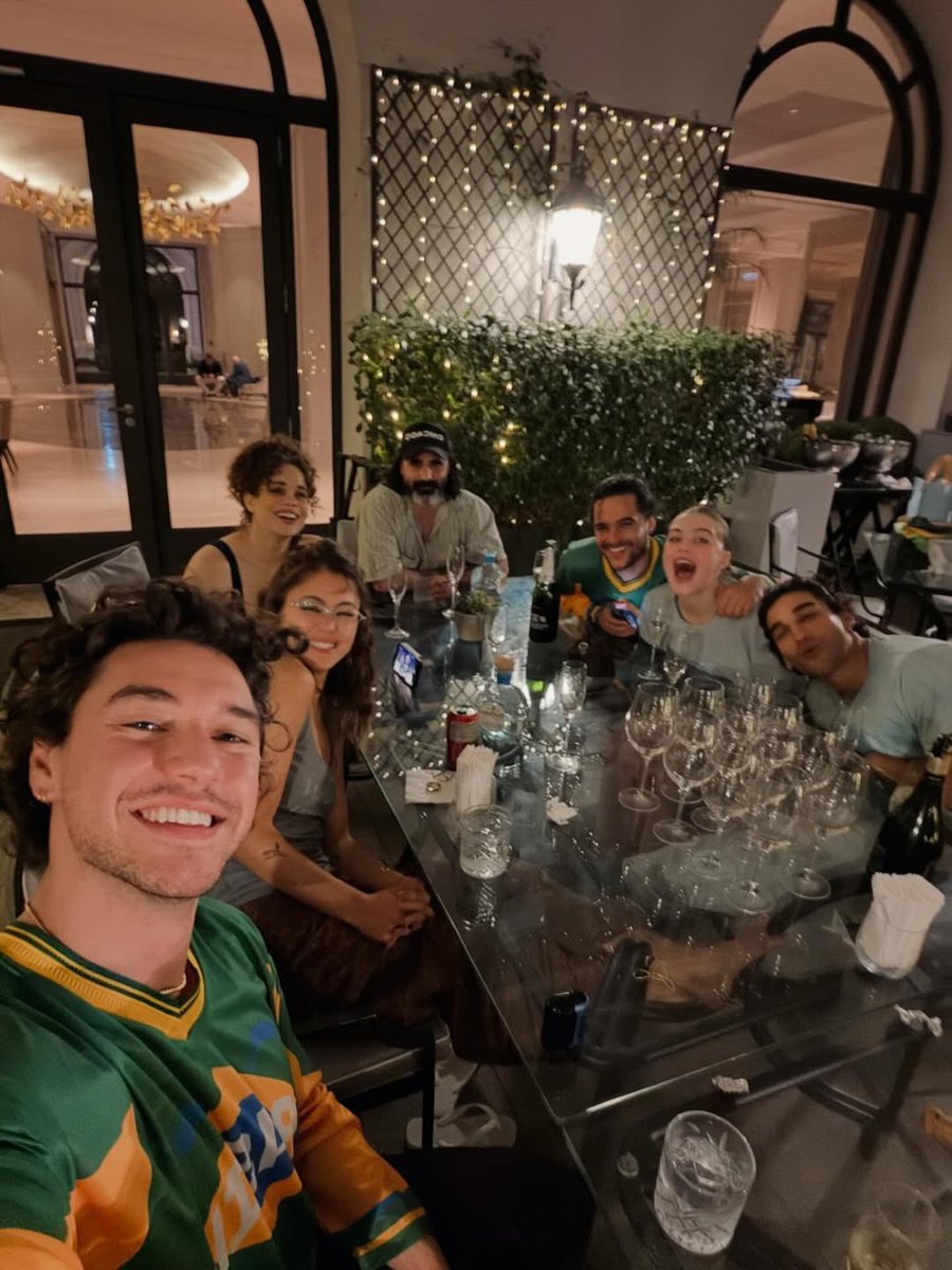 OffCampusFRA's tweet photo. Belmont via Instagram :

« Ça c’est de l’amitié ! #benis #breakbreakyoheart #goodjobtodaybelmont #trappedinatube #macaduck » https://t.co/ivzGeT4bWB