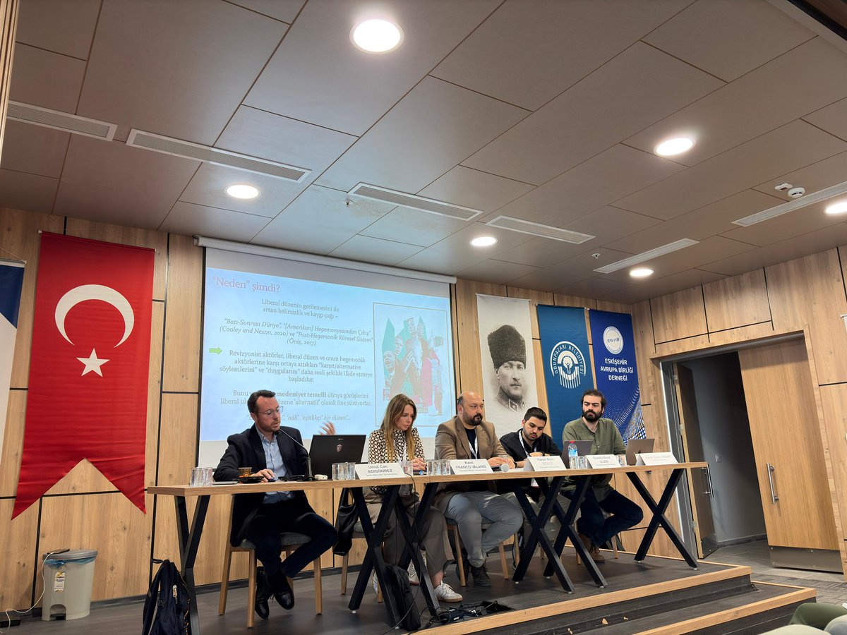 uikonseyi's tweet photo. Günün son turunda #uikkongre 2026'da ontolojik güvenliğe eleştirel bir bakış, kimlik-anlatı-öznellik ekseninde dış politika, "Türk Dış Politikası'nın Yüzyılı" kitap lansmanı ve göç-sınır yönetişimi... https://t.co/6c1rKJCISX